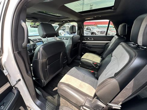 Used 2017 Ford Explorer XLT w/ Equipment Group 202A AWD/4WD image 10