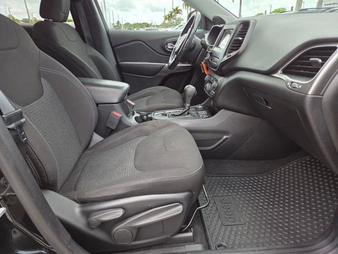 Used 2019 Jeep Cherokee Latitude w/ Cold Weather Group AWD/4WD image 14