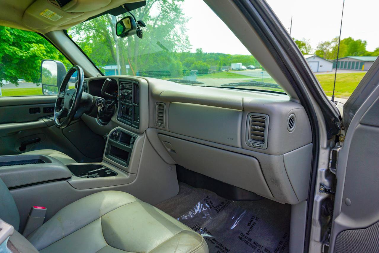 Used 2005 GMC Sierra 2500 SLT w/ Heavy-Duty Power Package AWD/4WD image 22