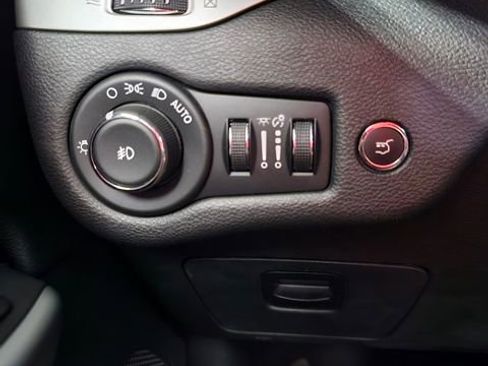 Used 2018 Jeep Cherokee Overland w/ Technology Group image 27