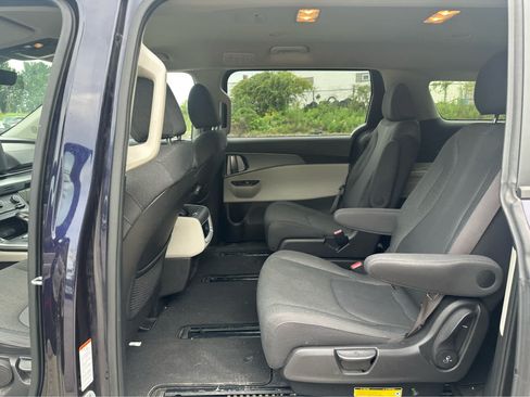 Used 2022 Kia Carnival LX FWD image 18