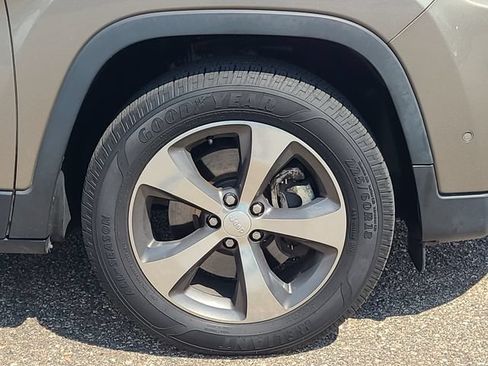 Used 2019 Jeep Cherokee Limited w/ Technology Group AWD/4WD image 9