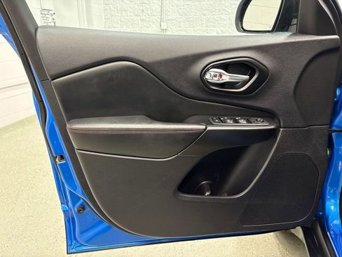 Used 2022 Jeep Cherokee Trailhawk AWD/4WD image 13
