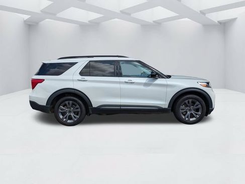 Used 2023 Ford Explorer XLT w/ Equipment Group 202A AWD/4WD image 3