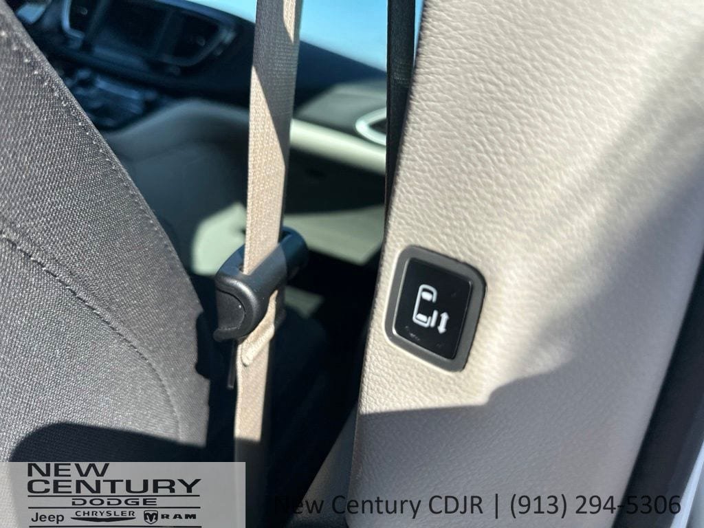 Used 2022 Chrysler Voyager LX FWD image 12