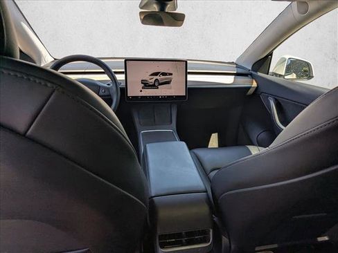 Used 2022 Tesla Model Y Long Range image 19