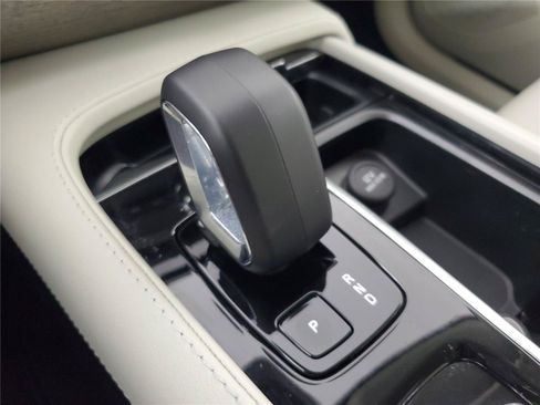 Certified 2023 Volvo XC90 B6 Core w/ Protection Package Premier AWD/4WD image 32