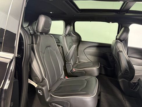 Certified 2026 Chrysler Pacifica Limited FWD image 26