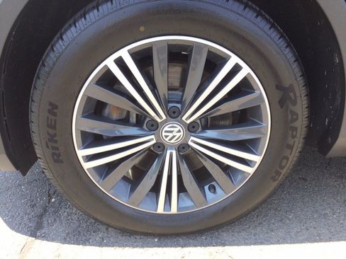 Used 2018 Volkswagen Tiguan SEL AWD/4WD image 42