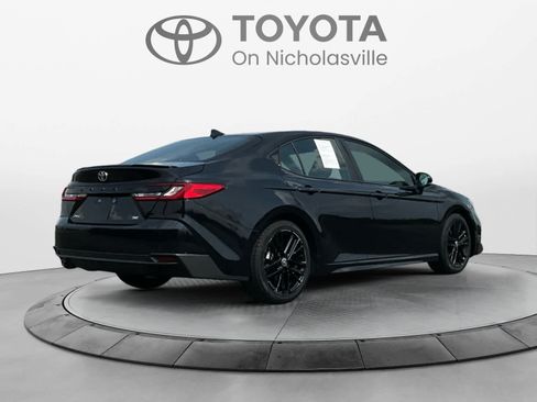 Used 2025 Toyota Camry SE FWD image 5