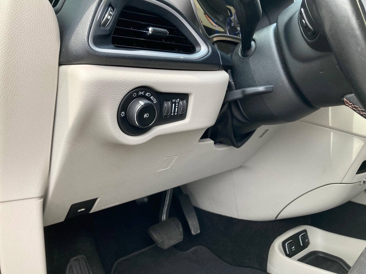 Used 2020 Chrysler Pacifica Touring-L FWD image 34