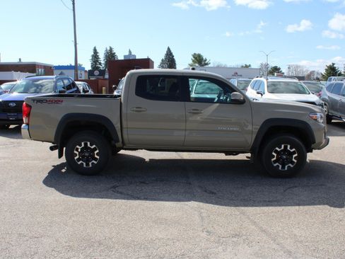 Used 2017 Toyota Tacoma TRD Off-Road w/ Tow Package (A/T) image 4