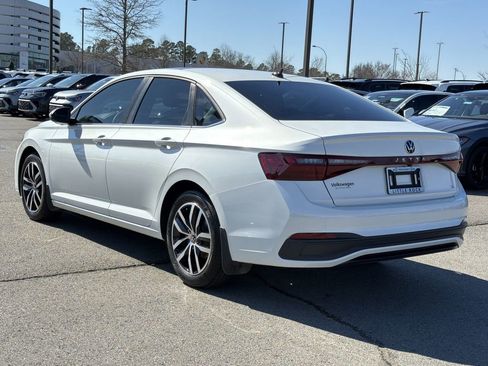 Used 2025 Volkswagen Jetta SE image 3