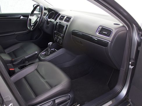 Used 2017 Volkswagen Jetta SEL FWD image 34