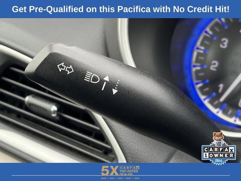 Used 2023 Chrysler Pacifica Touring-L image 21