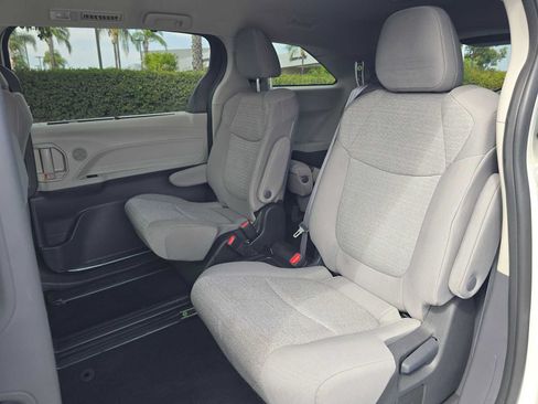 Used 2023 Toyota Sienna LE FWD image 20