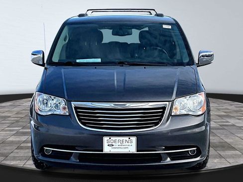 Used 2015 Chrysler Town & Country Touring-L w/ Driver Convenience Group image 3