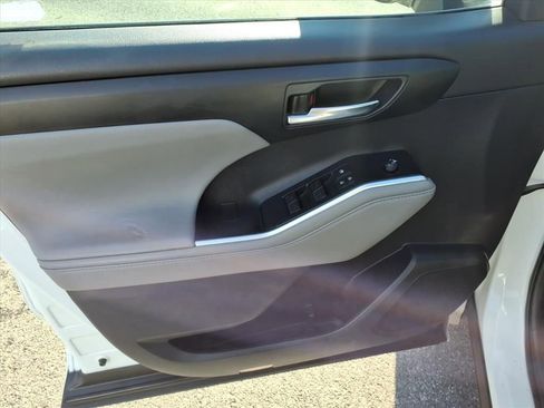 Used 2020 Toyota Highlander XLE image 23