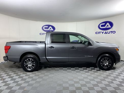 Used 2022 Nissan Titan SV RWD image 2