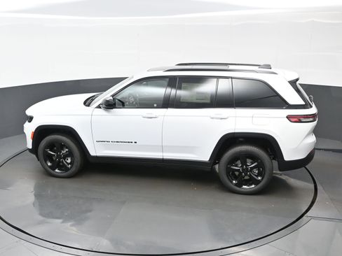 New 2025 Jeep Grand Cherokee Limited w/ Black Appearance Package image 19