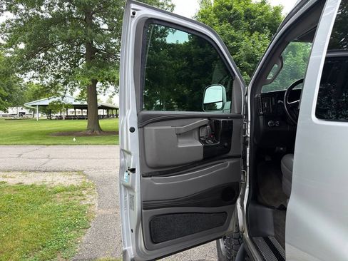 Used 2018 GMC Savana 3500 Extended RWD image 22