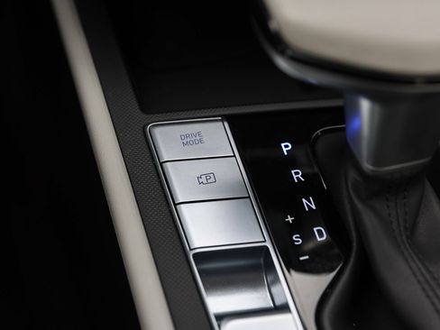 Certified 2025 Hyundai Elantra Limited FWD image 29
