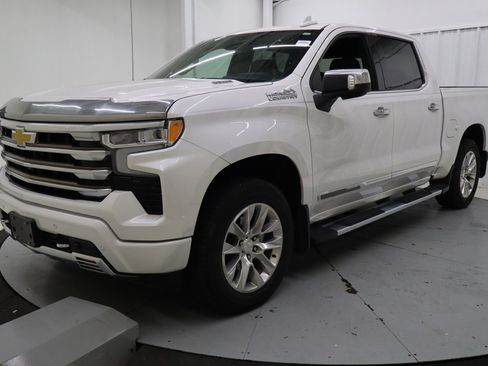 Used 2022 Chevrolet Silverado 1500 High Country w/ Technology Package image 8