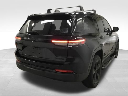 Used 2023 Jeep Grand Cherokee Limited w/ Luxury Tech Group II AWD/4WD image 16
