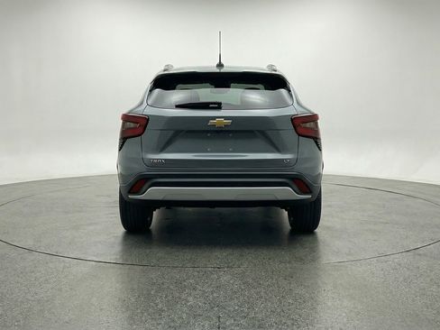 Used 2025 Chevrolet Trax LT FWD image 7