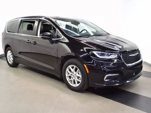 Used 2024 Chrysler Pacifica Touring-L FWD image 2