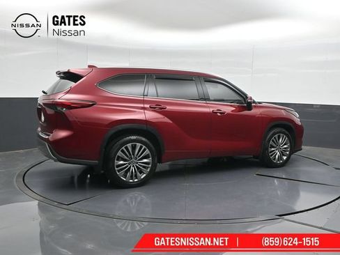 Used 2021 Toyota Highlander Platinum AWD/4WD image 2