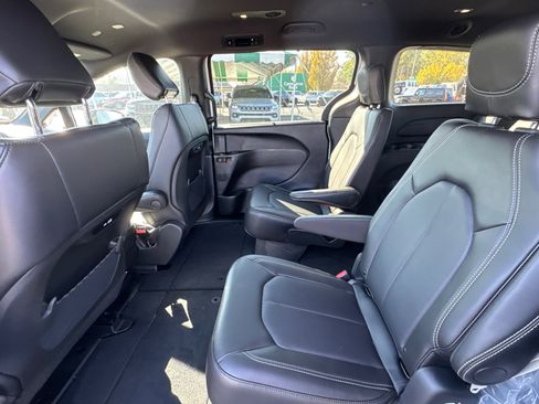 New 2026 Chrysler Pacifica Select image 7