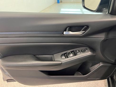 Used 2025 Nissan Altima 2.5 SV FWD image 14