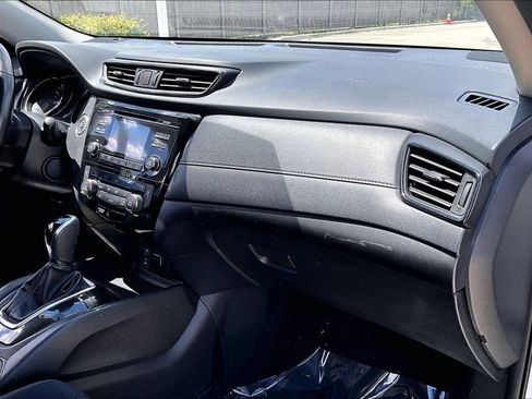 Used 2017 Nissan Rogue SV AWD/4WD image 23