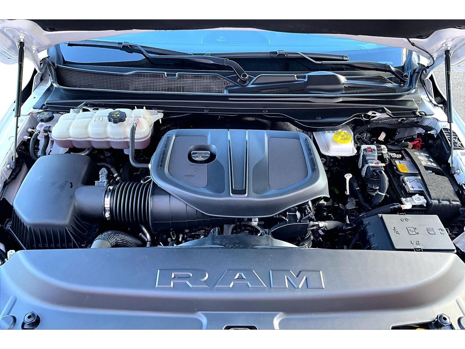 Used 2025 RAM 1500 Laramie AWD/4WD image 10