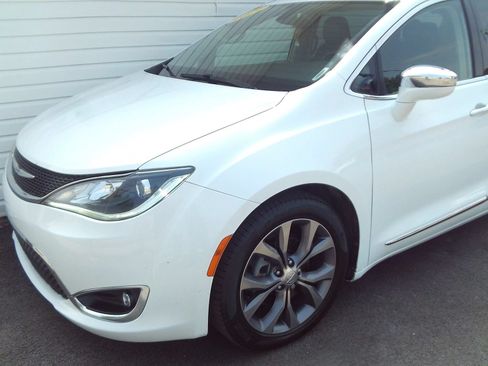 Used 2019 Chrysler Pacifica Limited w/ Tire & Wheel Group FWD image 4