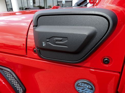 Used 2025 Jeep Wrangler Unlimited Sahara AWD/4WD image 13