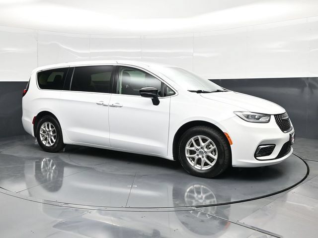 Certified 2024 Chrysler Pacifica Touring-L FWD image 3