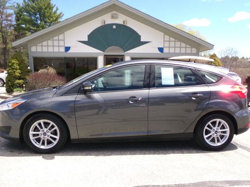 Used 2018 Ford Focus SE w/ Cold Weather Package FWD image 3