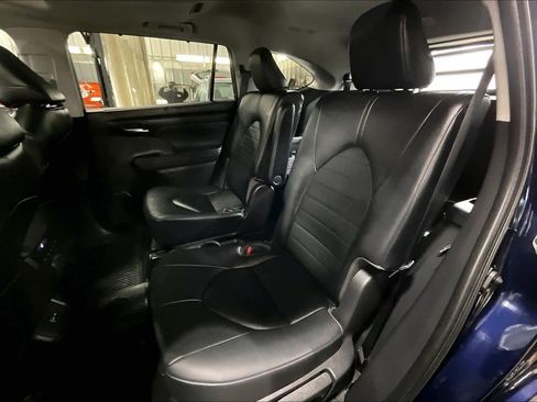 Used 2023 Toyota Highlander XLE AWD/4WD image 21