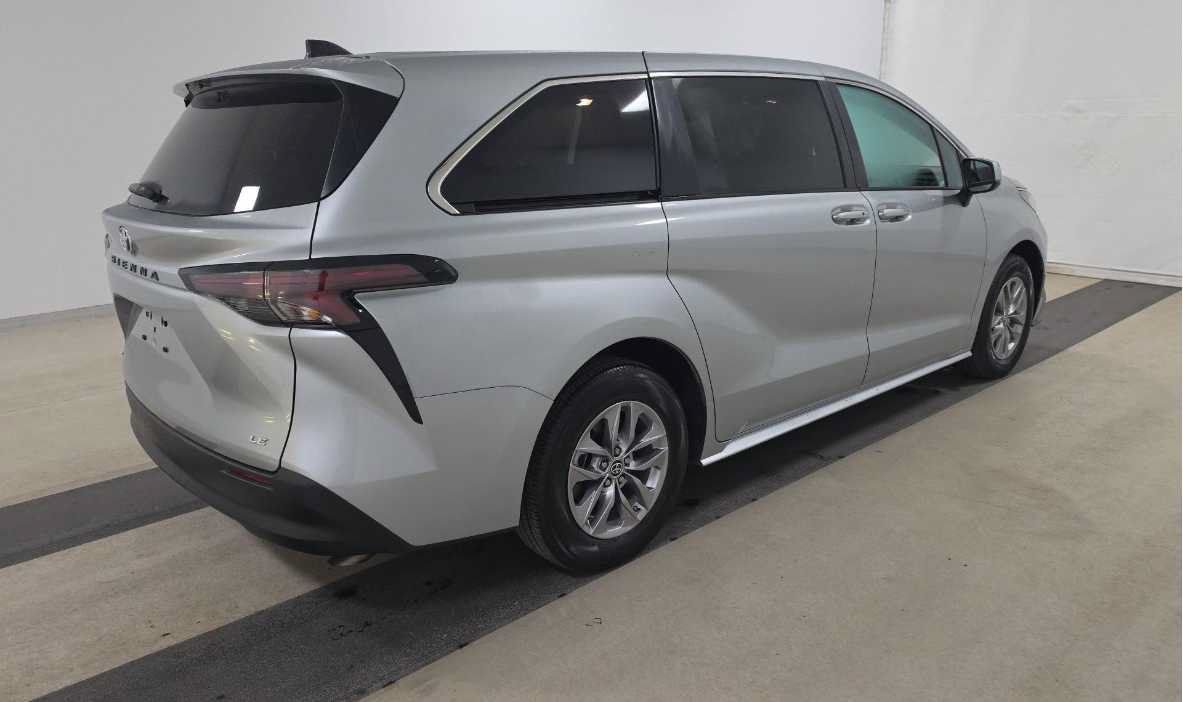 Used 2025 Toyota Sienna LE FWD image 5