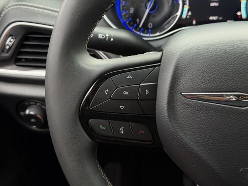 Used 2025 Chrysler Pacifica Limited FWD image 18