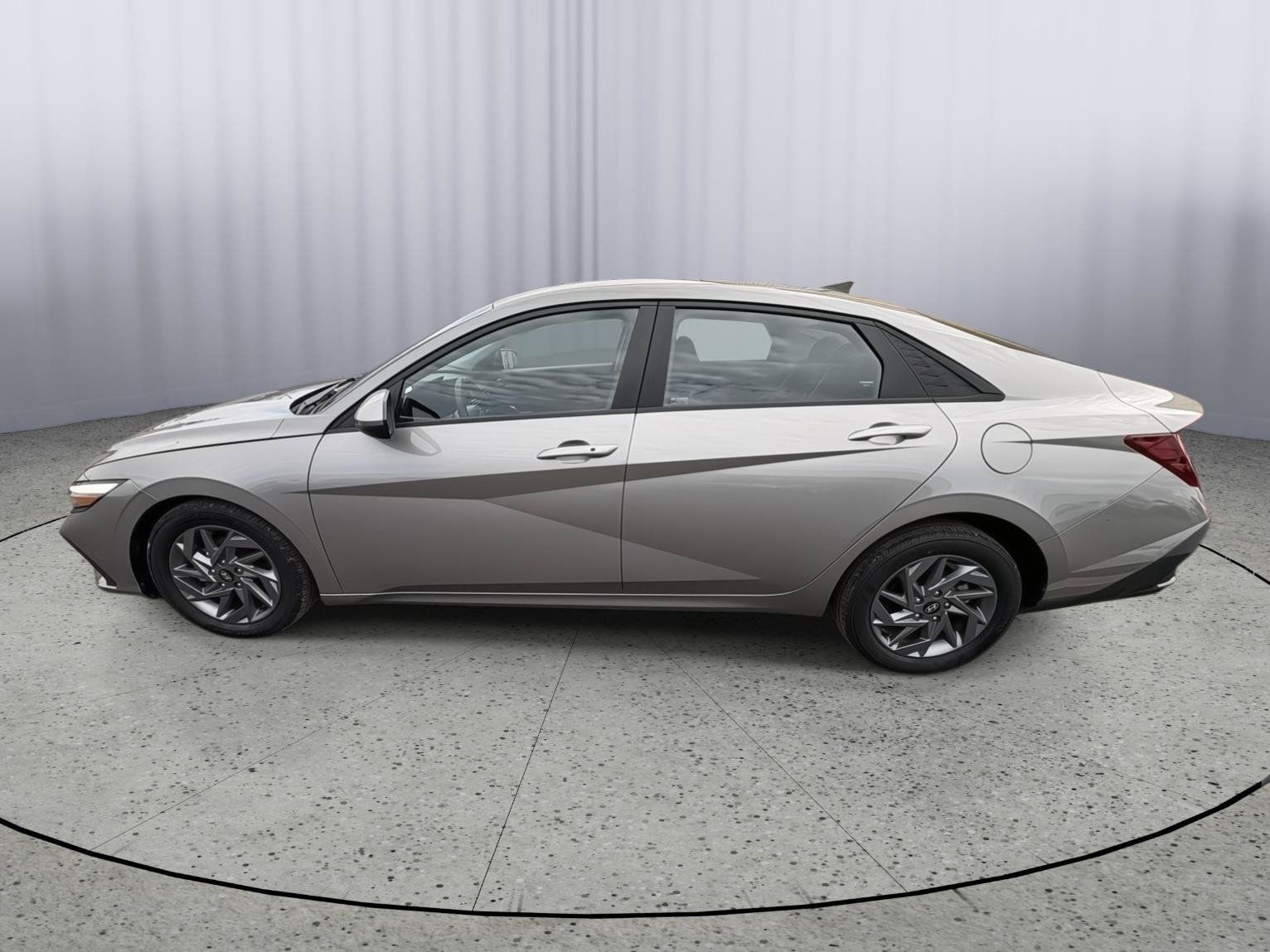 Used 2024 Hyundai Elantra SEL FWD image 2