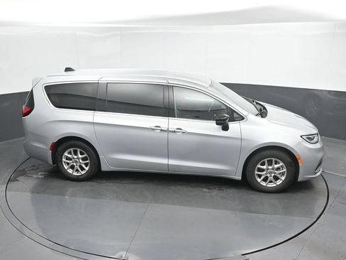 Used 2024 Chrysler Pacifica Touring-L FWD image 32