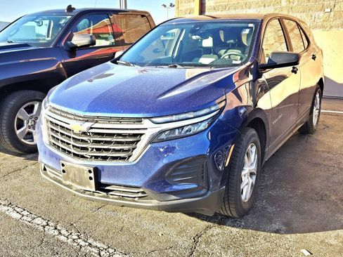 Used 2023 Chevrolet Equinox LS w/ LS Convenience Package image 4
