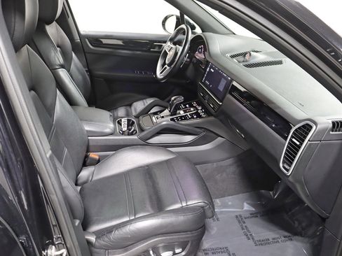 Used 2020 Porsche Cayenne image 30