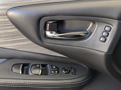 Used 2018 Nissan Murano Platinum w/ Cargo Package image 16