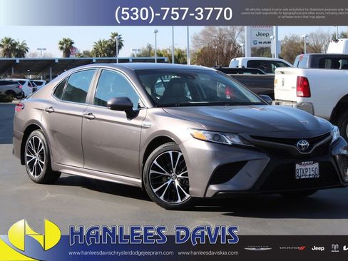 Used 2020 Toyota Camry SE image 1