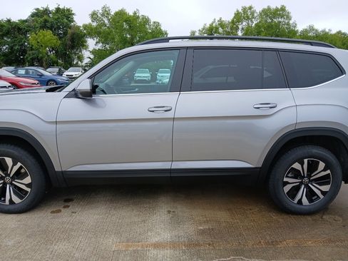 New 2026 Volkswagen Atlas SE FWD image 2