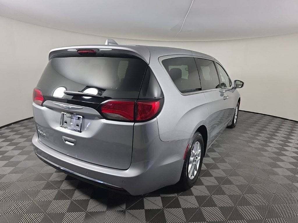 Used 2020 Chrysler Pacifica Touring w/ Cold Weather Group FWD image 5